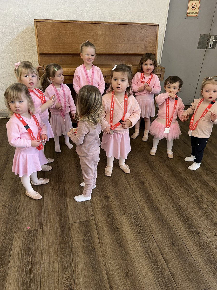 antheaking2's tweet photo. Little Blossom & Buddies ( parent and child class ) receiving their 1st Little Bear Feet end of term medal and Zara, Phoebe and Alaia receiving their Melody Bear Movement Medal π©°
#antheamkingschoolofdancing #littleblossomandbuddiesclass #parentandchildclass #saturdaymornings https://t.co/a4ufdHNjnQ