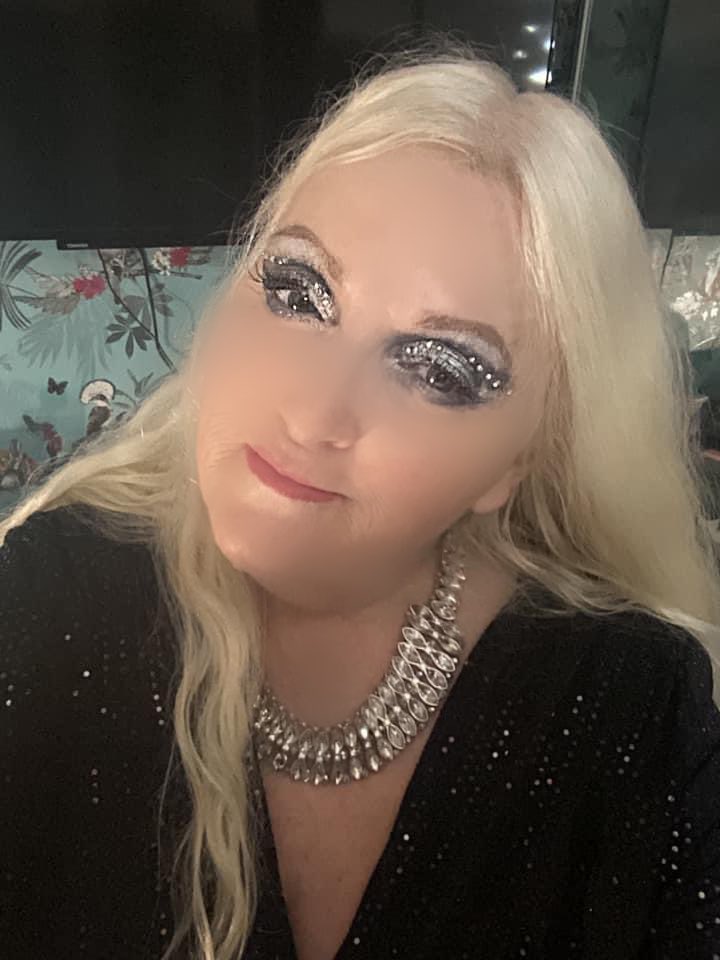 CosmicXposure's tweet photo. Nothing like a bit of Glam rock for circus night tonight at the acorn penzance Jeffree Starr cremated palette and gemstones #saturdayvibe #neverbeboring https://t.co/qiEGKes41M