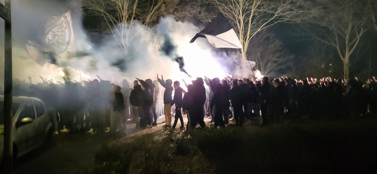 mfw1970's tweet photo. Heracles Almelo fans made themselves heard in the old-fashioned way!
#heraclesalmelo #diffidaticonnoi
#HERwil https://t.co/6euie4iVco