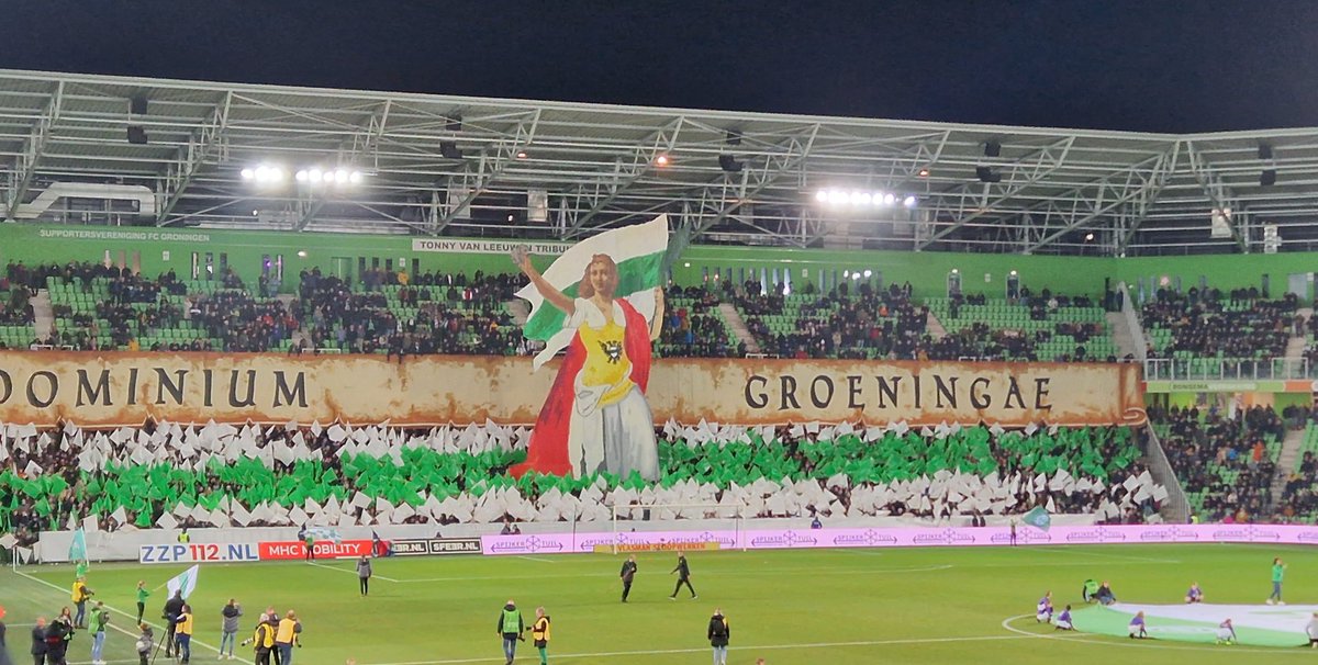 henky007's tweet photo. Z-side maakt weer pareltje. Respect. Hup @fcgroningen .
#groemm https://t.co/YFAYrC0YDb