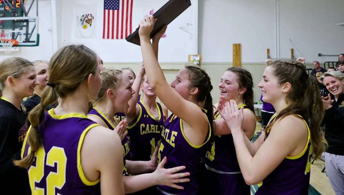 Soph_Hoffmann5's tweet photo. Back to back regional champs!! Now on to sectionals!! ππππͺ #carlyleindians #wbball #rollingtoredbird #sihawks https://t.co/MkwLu29ILb