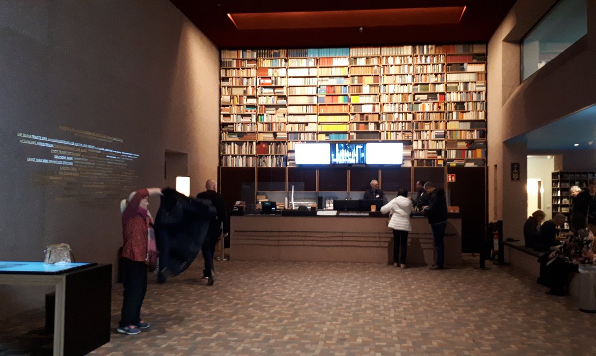 Katja_Ga's tweet photo. Bestes Museumswetter für einen Besuch im Dt. Romantik #Museum in #Frankfurt - interaktive Medien, Architektur und Szenografie bereichern die Präsentation https://t.co/GbelUyMOAW