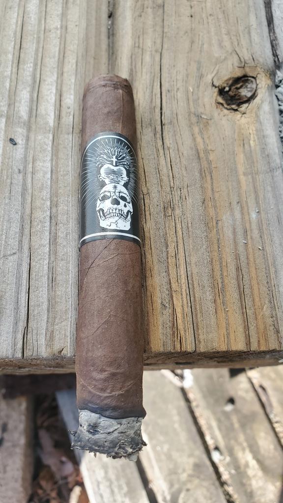 rayadh97's tweet photo. Cutting up some wood for later on. #blacklabelcigar #burntoash https://t.co/GBdJqgIuWG