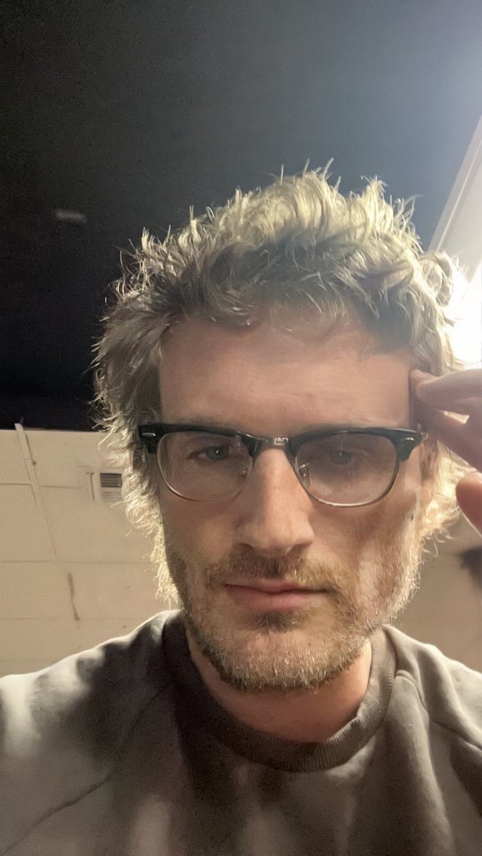 funnysmartguy12's tweet photo. everyone keeps staring at me in the gym :( https://t.co/xP6QVDql6N