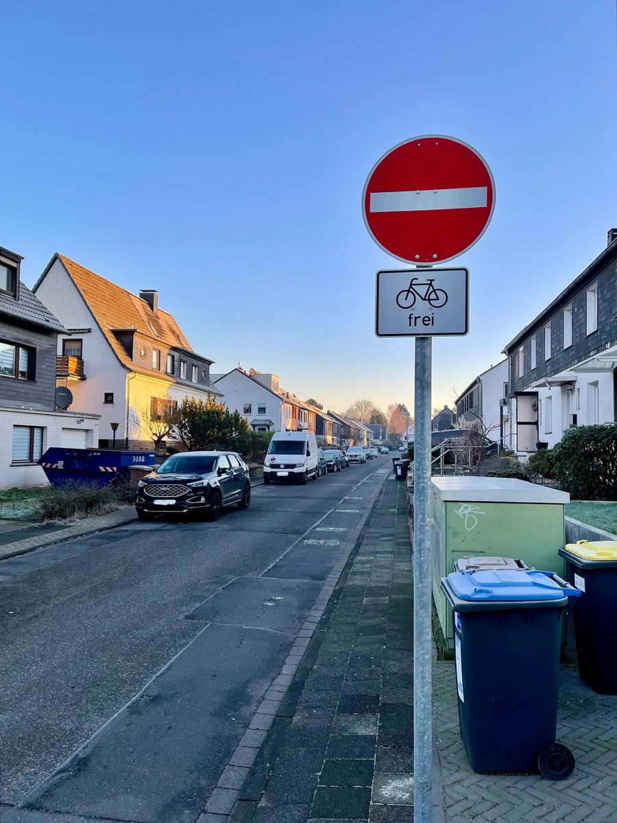 marKusylac's tweet photo. 🚲🚧✅ Die Einbahnstraße #Endelerkamp ist für Radelnde geöffnet worden.

Rege Verbesserungen an:https://t.co/SD32pYZFA6 #MHruhr

FotoOrt: https://t.co/pqT2wePICx #NRW #Linksruhr #Saarn #SaarnWest ||| #Radinfrastruktur #umgesetzt #RadinfrastrukturUmgesetztMHruhr #Jahr2022 2️⃣0️⃣2️⃣2️⃣ https://t.co/D1ITDhpcb5