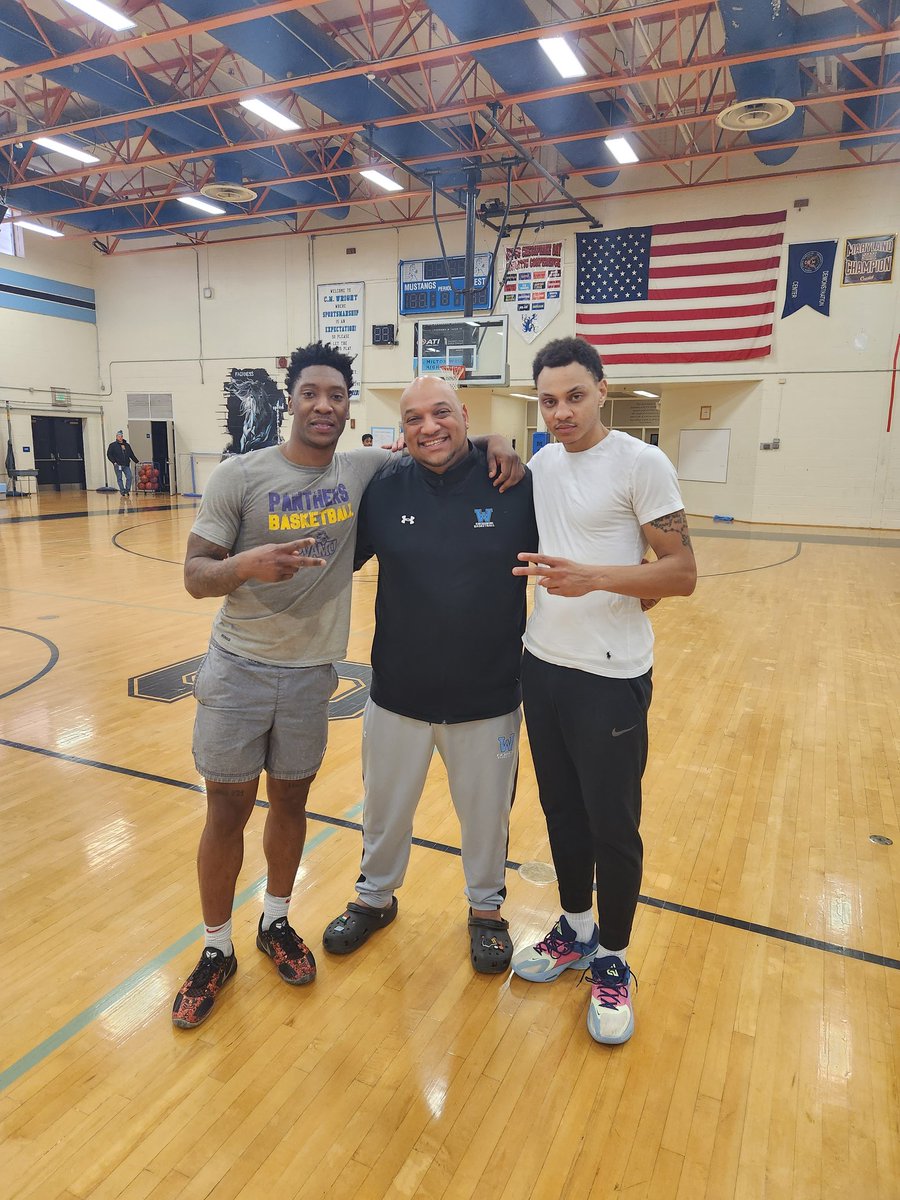 CoachMario13's tweet photo. Super excited to have my guys @justmadden and @keys3r_ come through to work my boys today! Love the insights the boys got! We working and doing it the WRIGHT way! #FamilyTime #BiggerThanBasketball #CMWright #MASFamily https://t.co/N66hOZwAtK