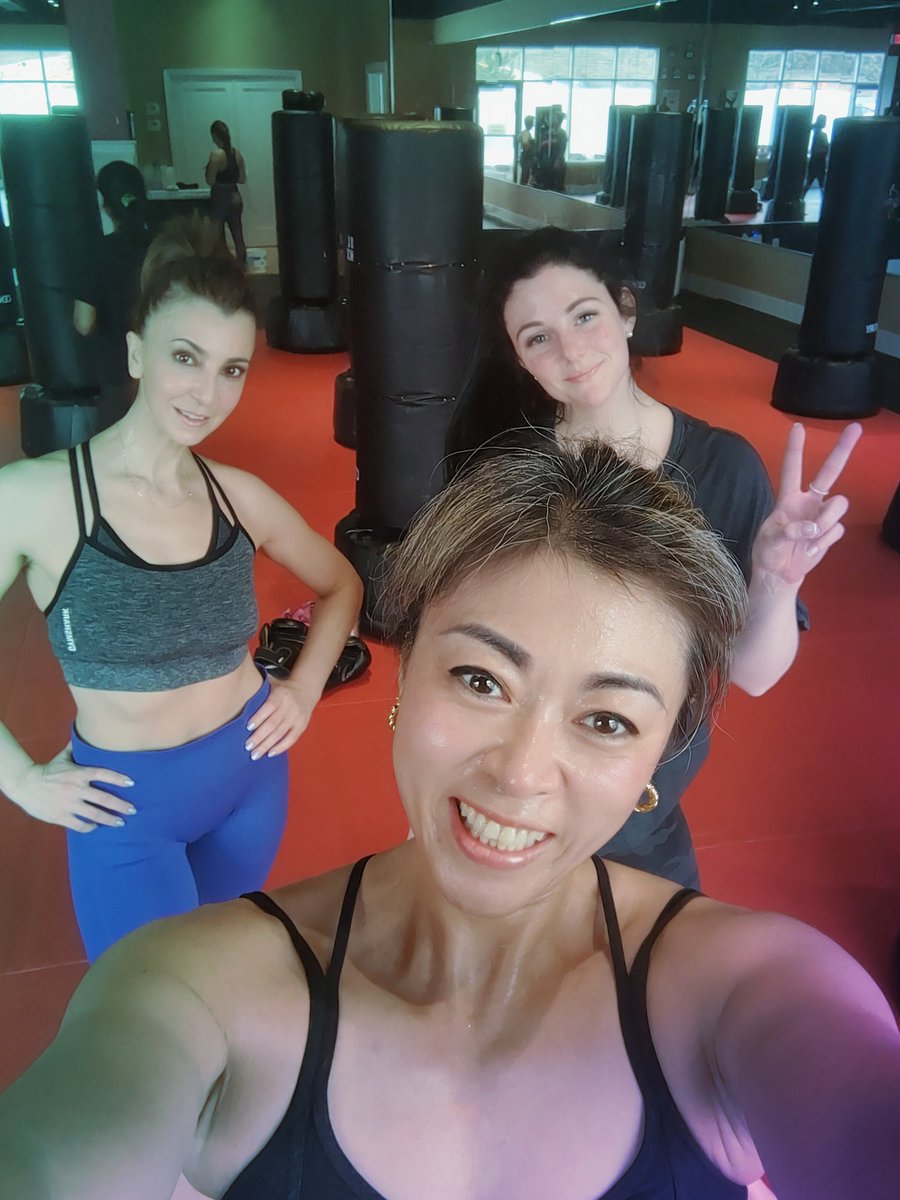 Finally catch up with these beautiful ladies❤️Fitness community plays extremely important role which effects everyone's health. Love my #fitfam Happy Saturday Everyone😘
#kickboxing #boxing #runner #runners #running #fitnessgirl #FitnessMotivation #FitnessGoals #fitnesslifestyle