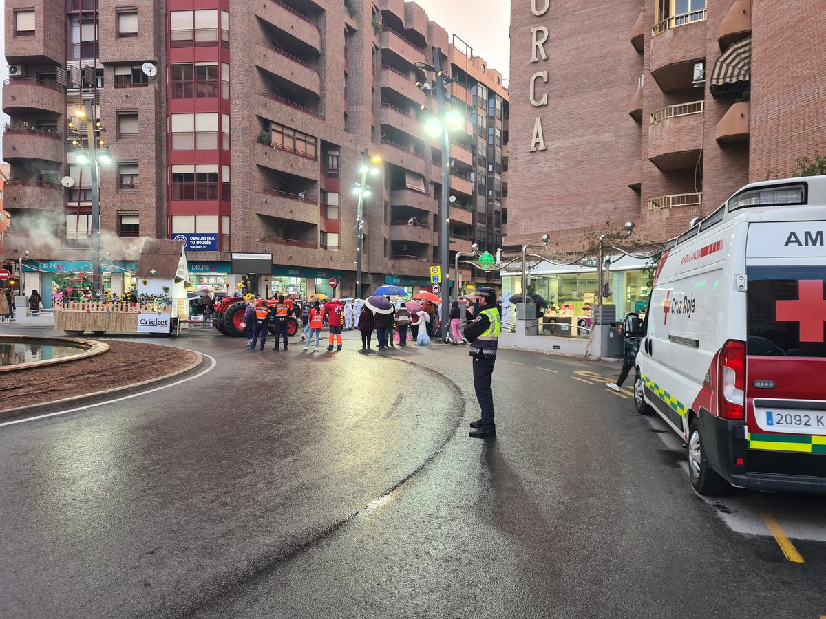 CruzRojaRMurcia's tweet photo. Colaboramos en #DRP para el desfile de #Carnaval de #Lorca con #ambulancia SVB junto a @112Lorca  #PreventivosCruzRoja https://t.co/FEVSqdGxO1