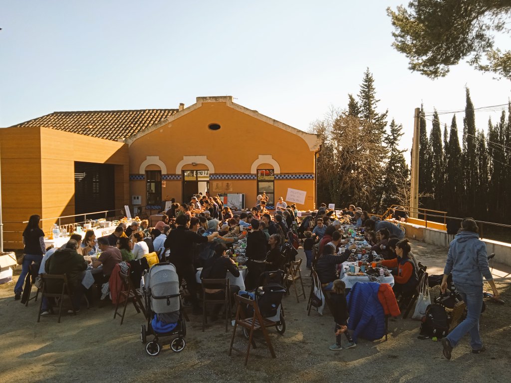 gerardlloreda's tweet photo. Avui hem fet la primera #calçotada popular de la @vallcarbonell . Bonic ambient, aliments de proximitat, entitats, reivindicació i cantada de #Caramelles de #Samalus, #Corrodamunt i #Marata. Seguim compartint lluites i teixint consciència!!! https://t.co/2Uohg0V9In