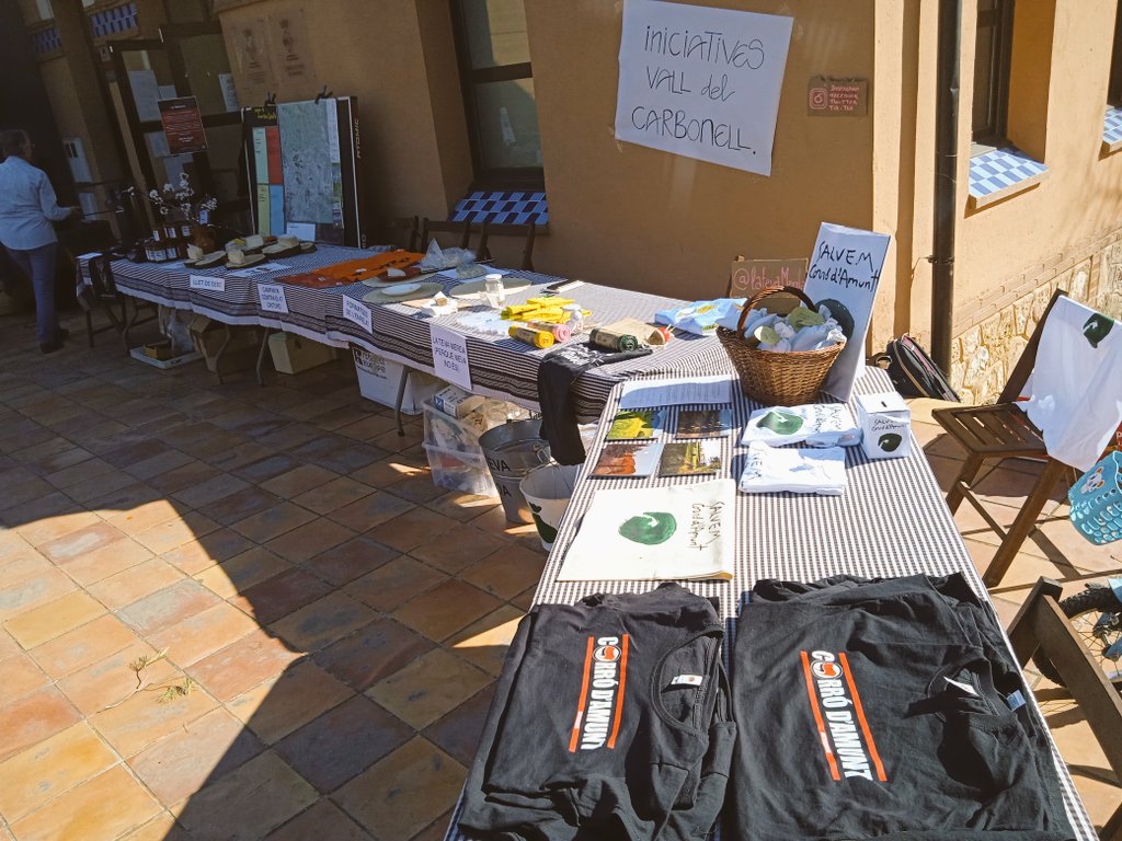 gerardlloreda's tweet photo. Avui hem fet la primera #calçotada popular de la @vallcarbonell . Bonic ambient, aliments de proximitat, entitats, reivindicació i cantada de #Caramelles de #Samalus, #Corrodamunt i #Marata. Seguim compartint lluites i teixint consciència!!! https://t.co/2Uohg0V9In