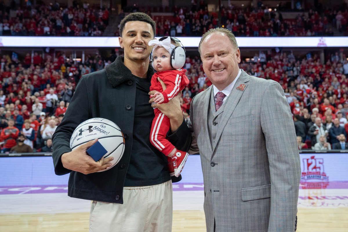 Familiar face back at the Kohl Center! @JohnnyDavis is today's honorary captain as part of our #WisconsinMBB125 celebration. Coach Gard also presented Johnny with his Big Ten championship ring.