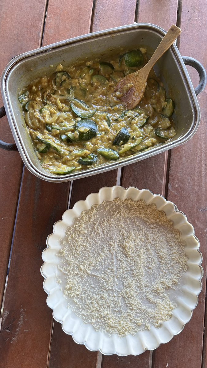 Mi proyecto del día: tarta de zapallitos al curry.

¿Se humedece la base de tus tartas saladas?

- Aislá espolvoreando una capa de queso rallado.
- Asegurate de que el relleno esté frío.
- Cocinala los primeros 20’ en el piso inferior del horno.
#lambertips