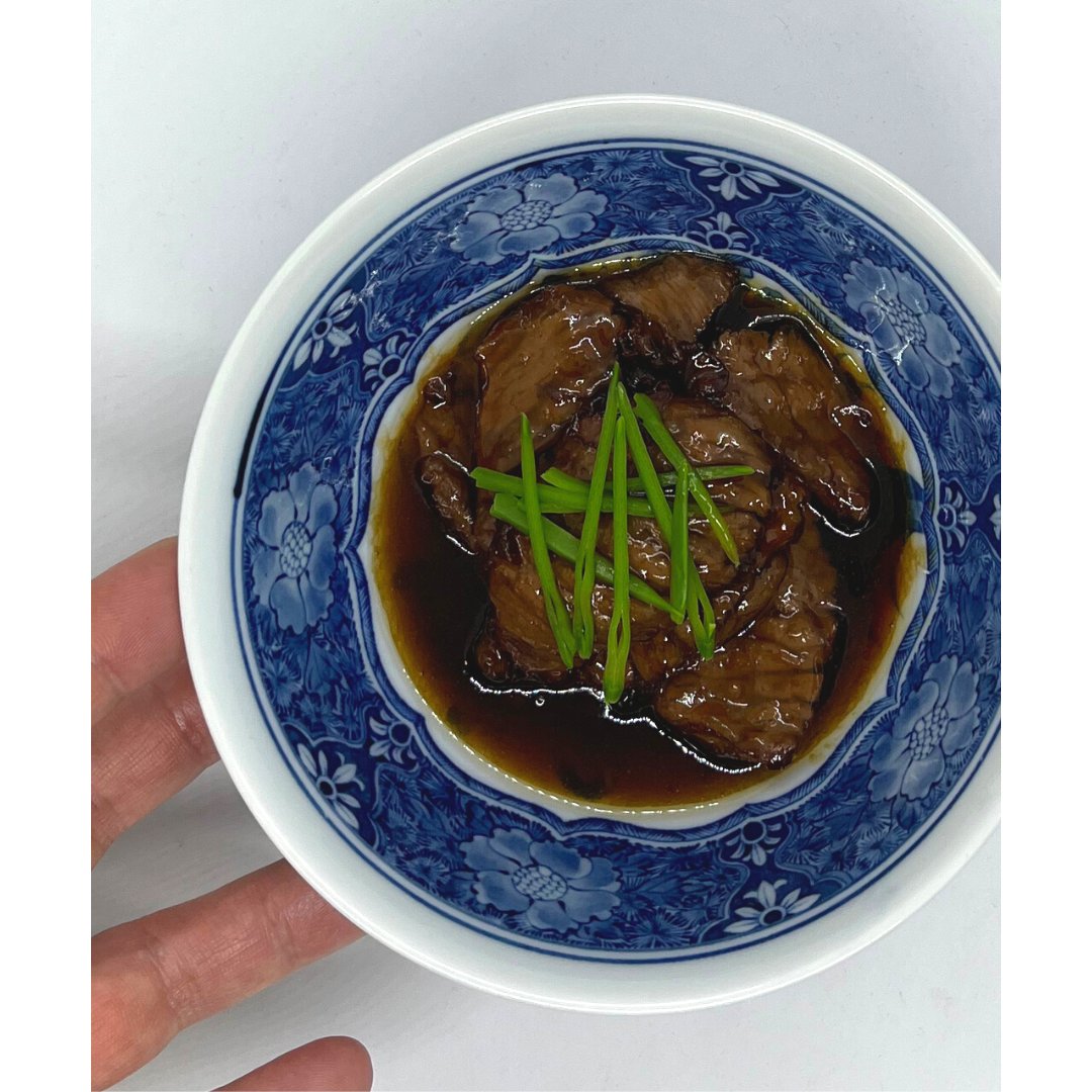 Our #wagyu beef dishes receive so many compliments. This one is jibuni, coated in a thick rich sticky sauce. A sharable small plate that's also exquisite with steamed rice. #japanesefoodlondon #grilledEel #omakase #luxurydining #鹅肝饭 #伦敦美食 #伦敦日料 #sushi