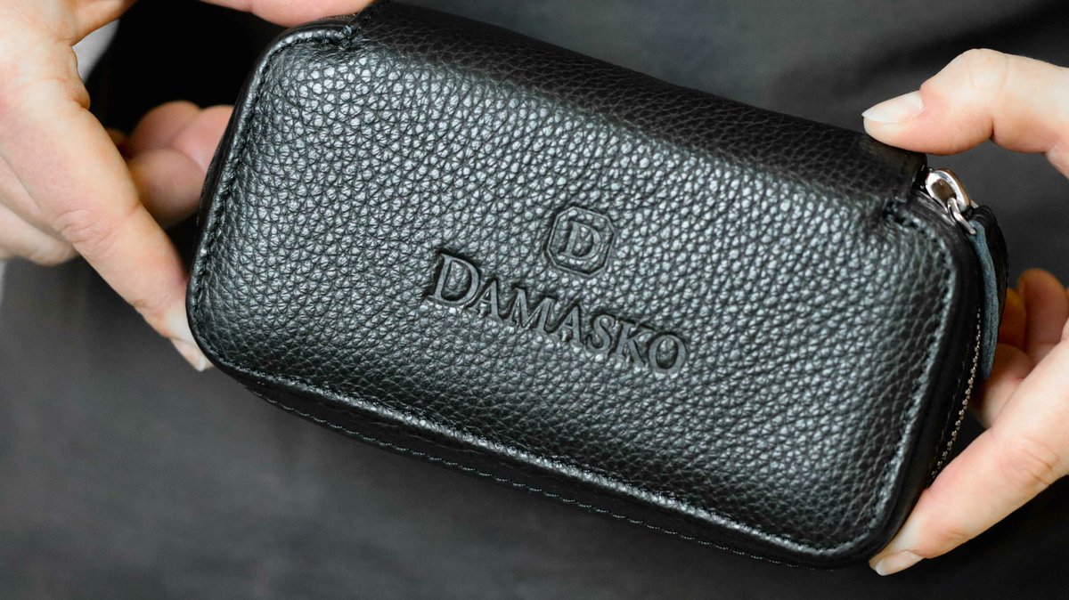DAMASKO_watches's tweet photo. The DAMASKO watch cases are the perfect gift for every watch lover!
Get now the high quality case made of black cowhide leather.
📲 https://t.co/Xlxf5AFjoo
#damasko #accessory #uhrenetui #uhrenbox #watchcase #watches #foryourwatches #leatherbox #leather #black #watchaddicted https://t.co/dvL2Vqlan7