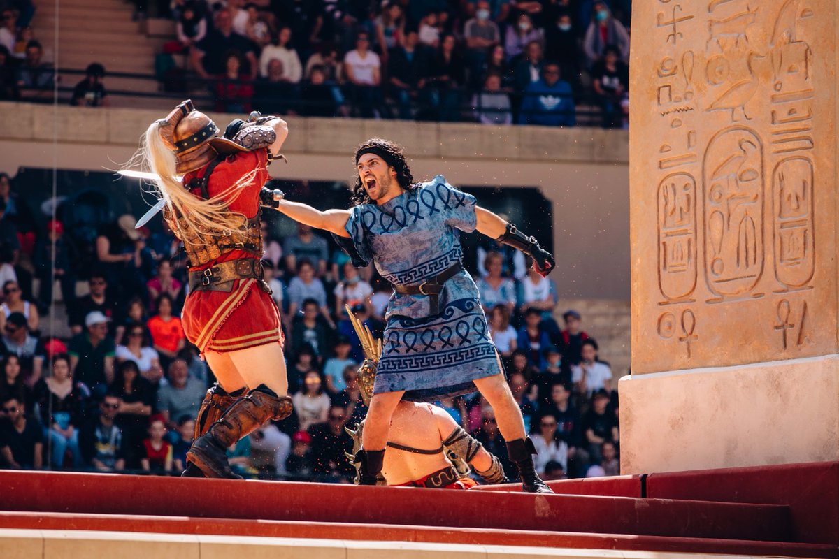 PuyduFou's tweet photo. Quel est votre camp ?
-Gaulois 🔵
-Romains 🔴
#PuyduFou #Puydufou2023 #Romains #Gaulois #SigneduTriomphe #Spectacle
© Arthur Armond https://t.co/CDW0Fmtewx