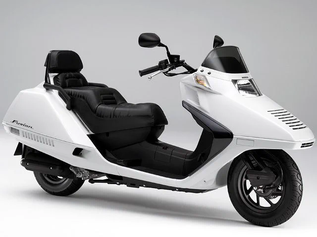 これは別に「電動だから」では無く、ガソリン車だとしても 僕は仕事や買い出しに使うのであれば【フルフェイスヘルメット1つはちゃんと入る事】が条件となる。カッコよくても小型ジェットヘルくらいしか入らないのは候補から外す。車体デカくてもこれがクリア出来るとは限らないんだよー(TдT) 