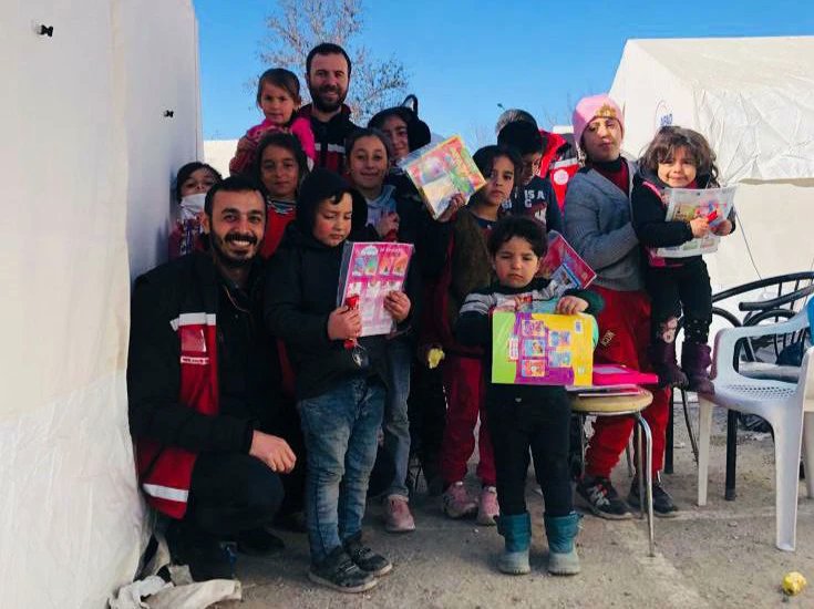 Bir tek masum gülücük tüm zorlu günlere, gecelere, evlerden uzak saatlere… Hasılı tüm yorgunluklara değmez mi?  

Siz gülümseyin, istikbal sizinle gülümsesin…

#Teşekkürleröğretmenim