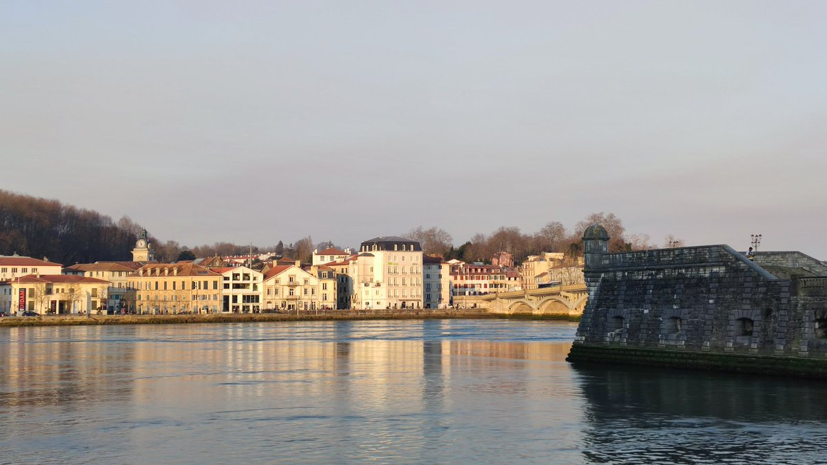 Une victoire à l'arrachée de <a href="/avironrugbypro/">Aviron Bayonnais</a> avec une fin de match palpitante mais tout aussi stressante qui finit sur le fil du rasoir avec une analyse toujours aussi pertinente de <a href="/Lopezcamille64/">Lopez Camille</a> à la fin de la rencontre. Maintenant place à la fête sur les bords de Nive 🏉🥂