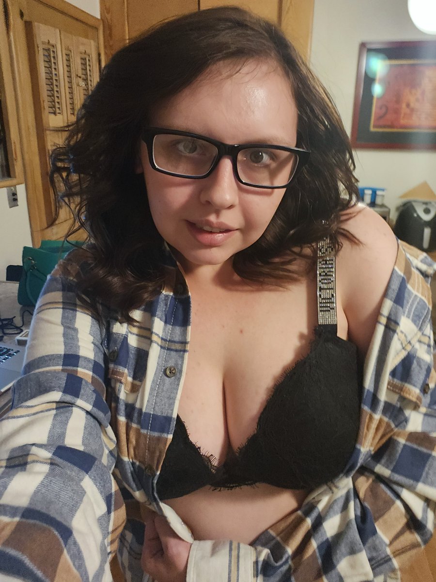 LuxAnderson23's tweet photo. My wild wifey weekend is just getting started!! Check out my Friday Fun on onlyfans @loveyoulux #onlyfans #weekendvibes #wifeylife #naughtybynature https://t.co/StLWjf0J0s