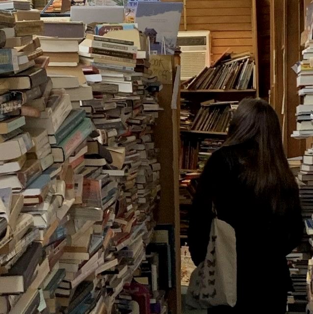 malusokay's tweet photo. Surrounded by books ☕ https://t.co/Nw15MftOz8