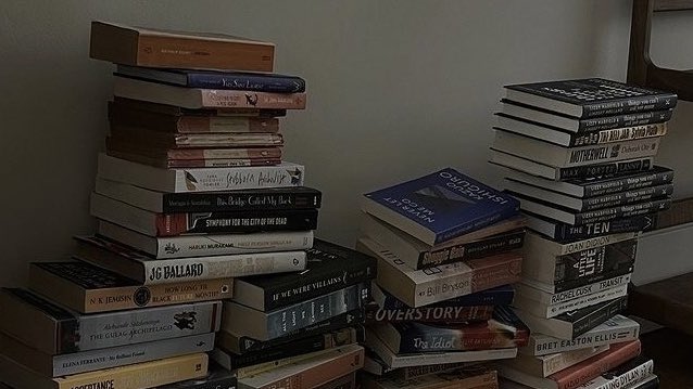 malusokay's tweet photo. Surrounded by books ☕ https://t.co/Nw15MftOz8