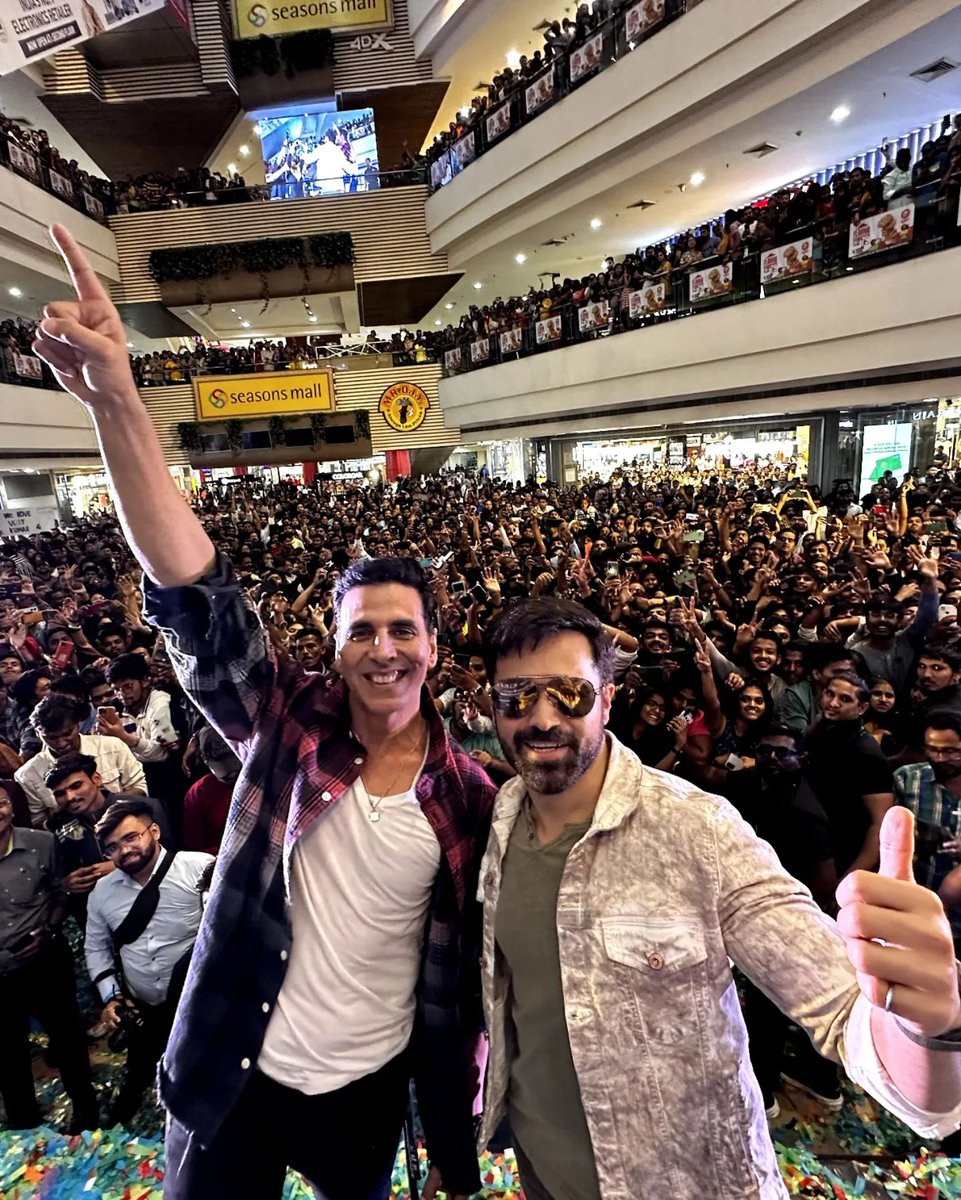 Big Thank you to all the lovely Punekars for huge response! See you in cinemas on 24 Feb!
#SelfieeInPune 🤳🏼

@emraanhashmi @akshaykumar @DharmaMovies #EmraanHashmi #AkshayKumar #SelfieeTrailer2 #Selfiee #SelfieeFDFS #KudiChamkili #KudiyeeNiTeri #MainKhiladi #Bollywood