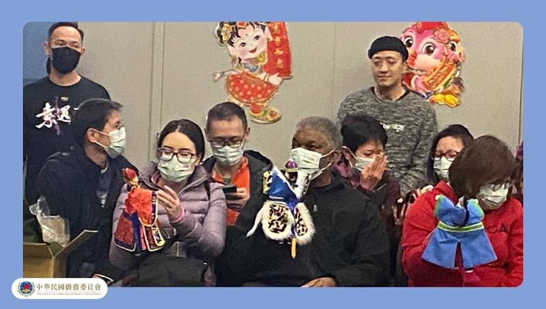 OCAC_TAIWAN's tweet photo. The Taiwan Center for Mandarin Learning-SVCS host "#Taiwan Puppet Experience Activity" culture class with Pili International Multimedia Co. It not only promotes #TCML but also lets local community experience the Taiwanese culture. It’s a successful cultural diplomacy activity.🤝 https://t.co/Tef5anP1av
