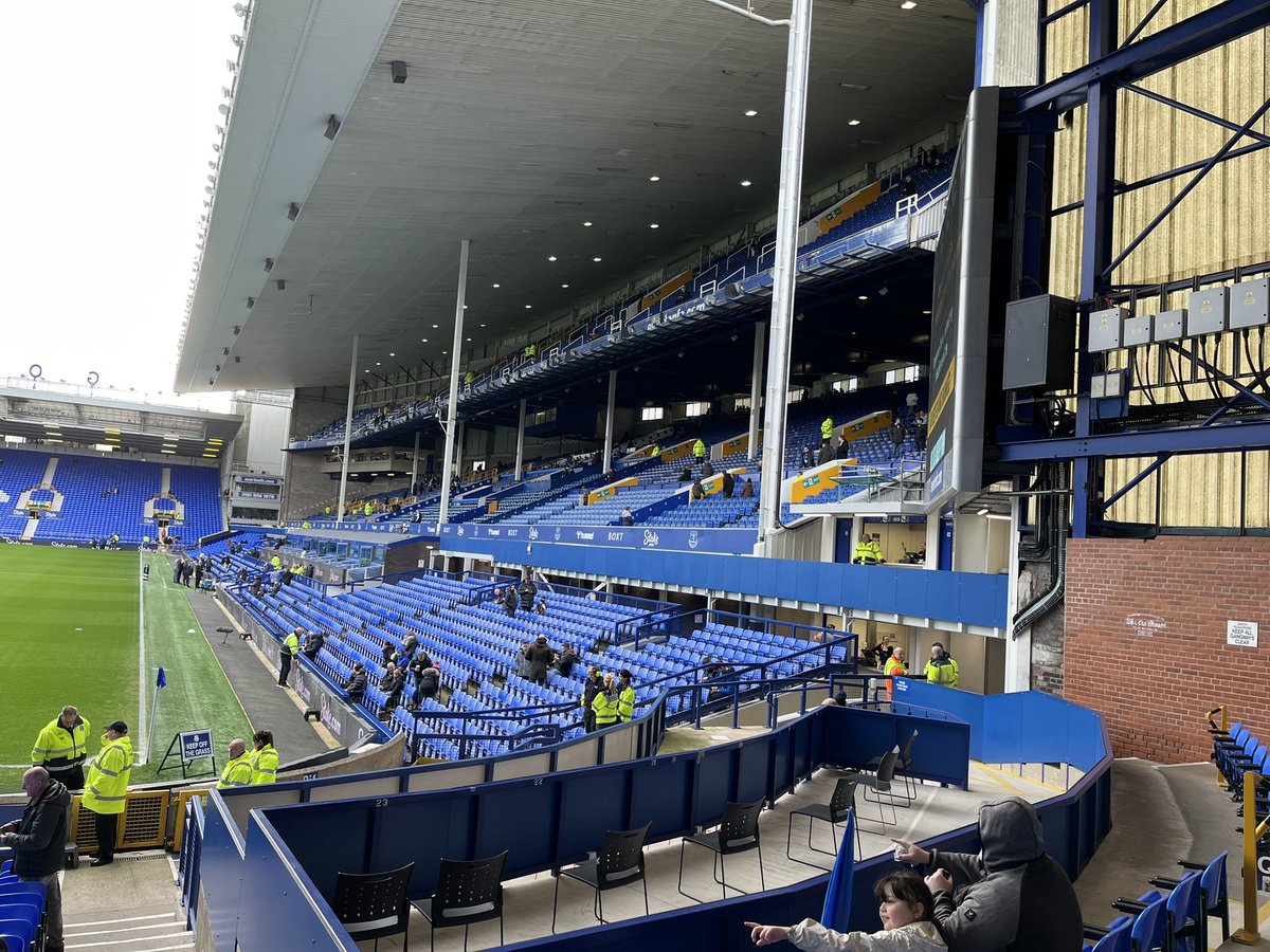 Joskok1992's tweet photo. Wat een heerlijke middag op Goodison Park. Geweldige sfeer en een hele belangrijke 3 punter! @groundhopticket bedankt voor de kaarten! https://t.co/Zz2ePBwI3t
