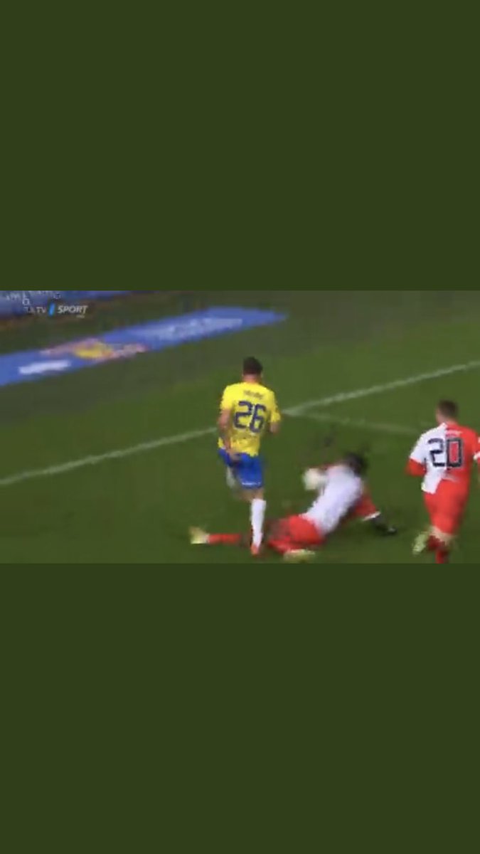 tomikk69's tweet image. Pane předsedo Příhodo, Radku… budu maximálně upřímný, už se na to prostě vyse*.:) 

To je strašný. Už ať pan Fousek maže na UEFU a vezme s sebou pana Radka. 

Tohle je normální destrukce českého fotbalu v přímém přenosu.😢

Další zákroky bez trestu?
#rozhodci #VAR @FacrRozhodci