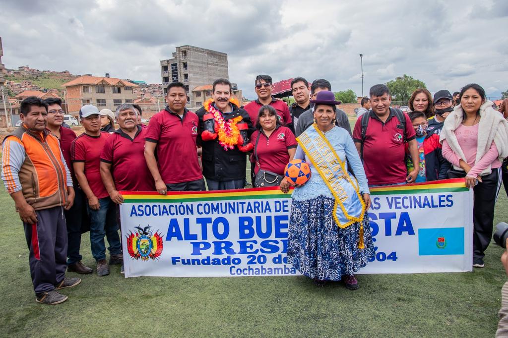 gam_cochabamba's tweet photo. 📍#AlcaldíaInforma| ¡Apoyamos el deporte! Llegamos al D-9 para ser parte de la inauguración del 8vo. Campeonato  Intercomunidades de Fútbol “Cap. Manfred Reyes Villa”⚽️un evento deportivo que reúne a 280 deportistas de 16 mancomunidades y 301 organizaciones sociales.✅ https://t.co/1ueJxktTMb
