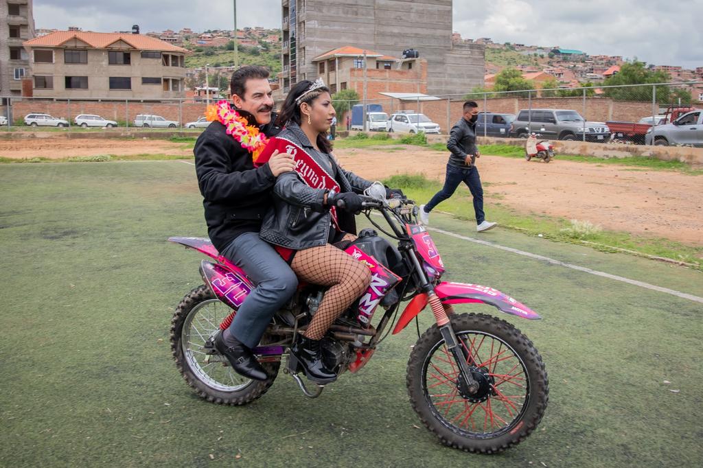 gam_cochabamba's tweet photo. 📍#AlcaldíaInforma| ¡Apoyamos el deporte! Llegamos al D-9 para ser parte de la inauguración del 8vo. Campeonato  Intercomunidades de Fútbol “Cap. Manfred Reyes Villa”⚽️un evento deportivo que reúne a 280 deportistas de 16 mancomunidades y 301 organizaciones sociales.✅ https://t.co/1ueJxktTMb