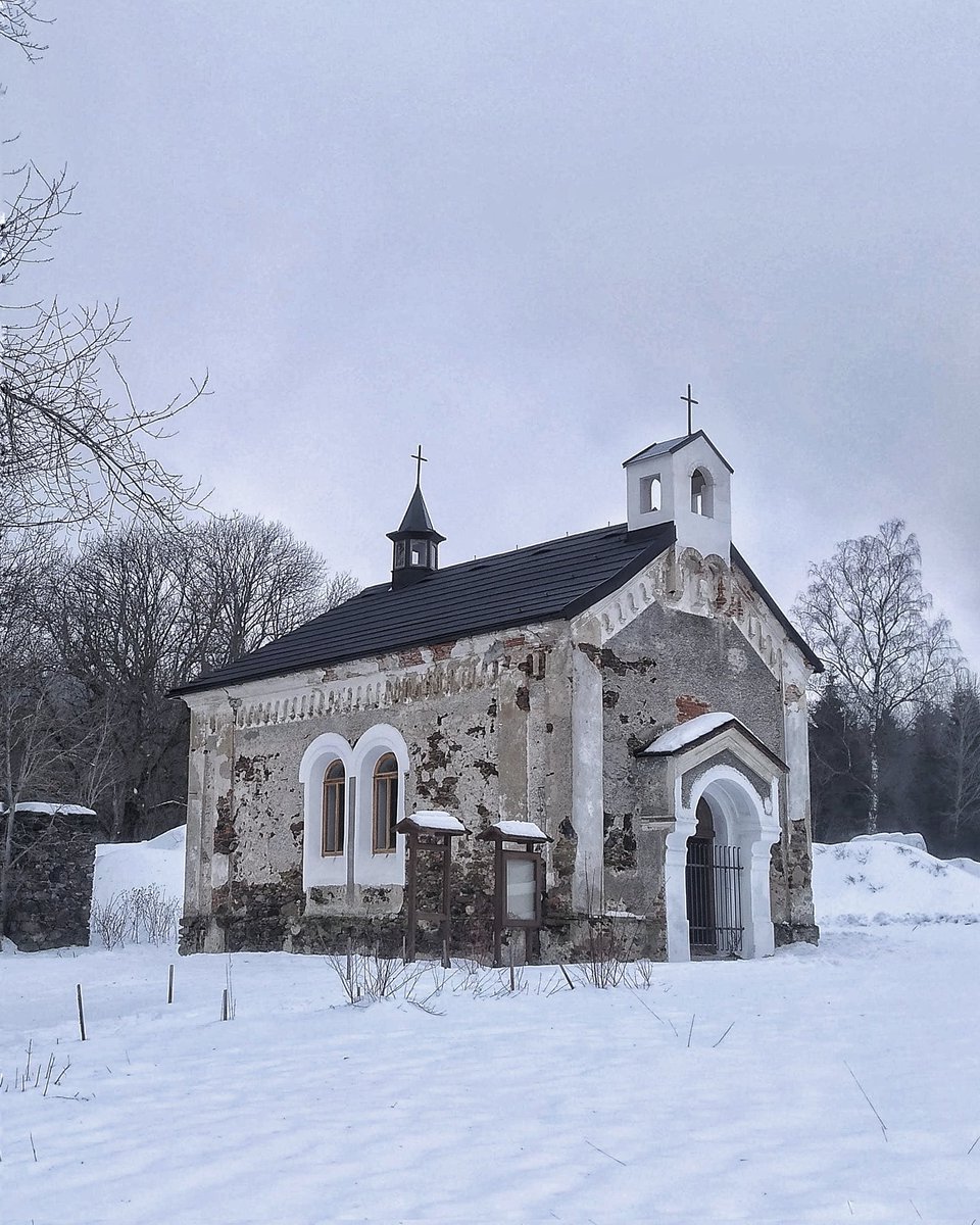 Zpravyzmesta's tweet photo. Tyhle kaple to v pohraničí nemají jednoduché, ale pomalu se díky darům opravují ...
#sumava #zima #spicak #winter #czech #mountain #snih #kaple https://t.co/Op8WD7iHOL