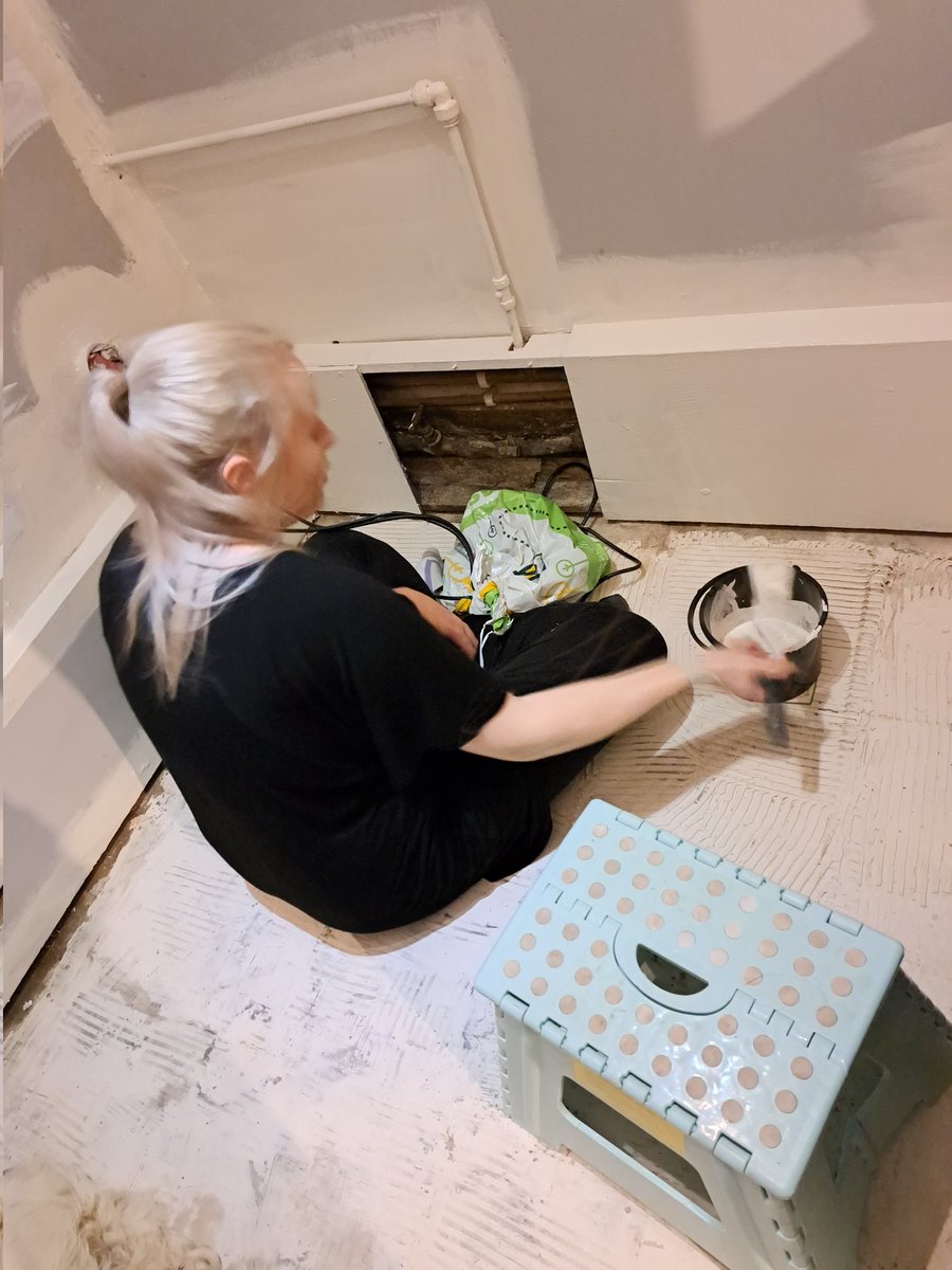 2024Nursekelly's tweet image. Mummy to be helping me paint. Pooch not impressed. I will get this kitchen done in time for the new floor!! #kitchendecorating  #springclean #newcolour #dulux from grey to cream.