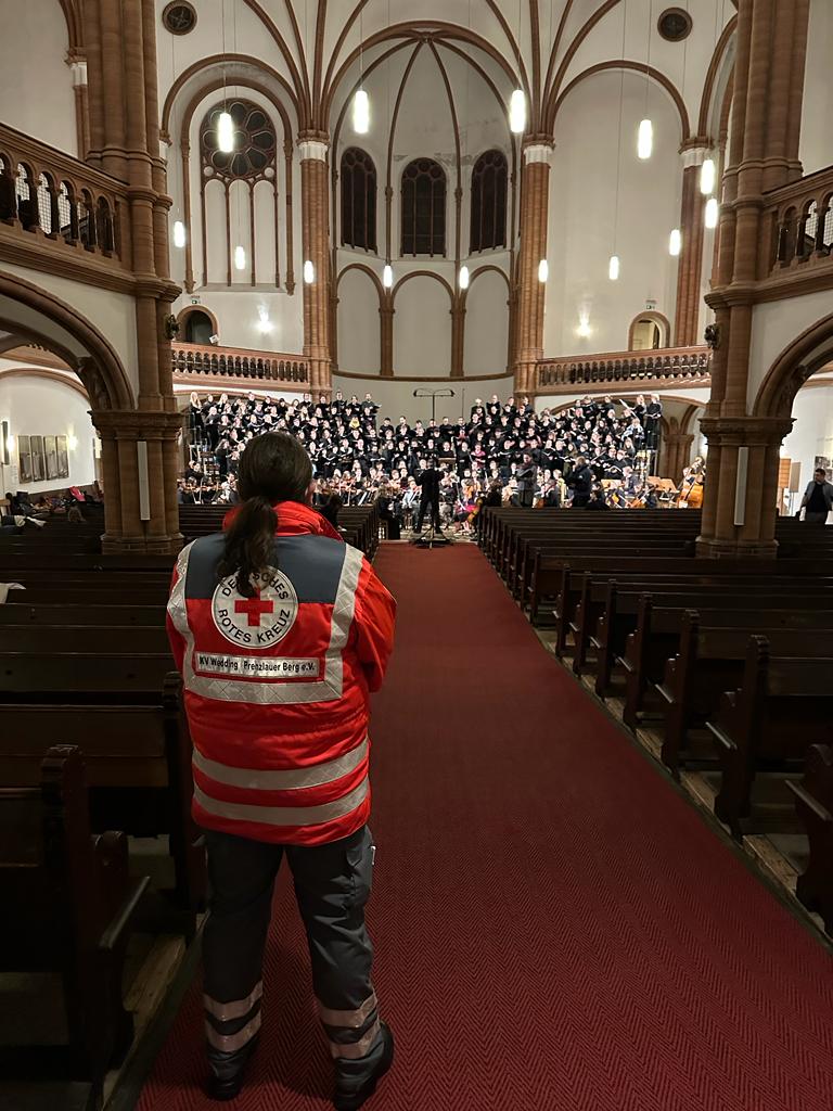 drkwedpre's tweet photo. Im Einsatz der Musik

Heute sind wir zum zweiten Abend des Konzertes des Philharmonischen Chores der @HumboldtUni in der #gethsemanekirche 

Als Sanitätsteam lauschen wir Richart Wagners Ouvertüre zu "Tannenhäuser" und stehen für Gäste und Künstler*innen bereit.

#drk #ekpn https://t.co/59jysAdGc8