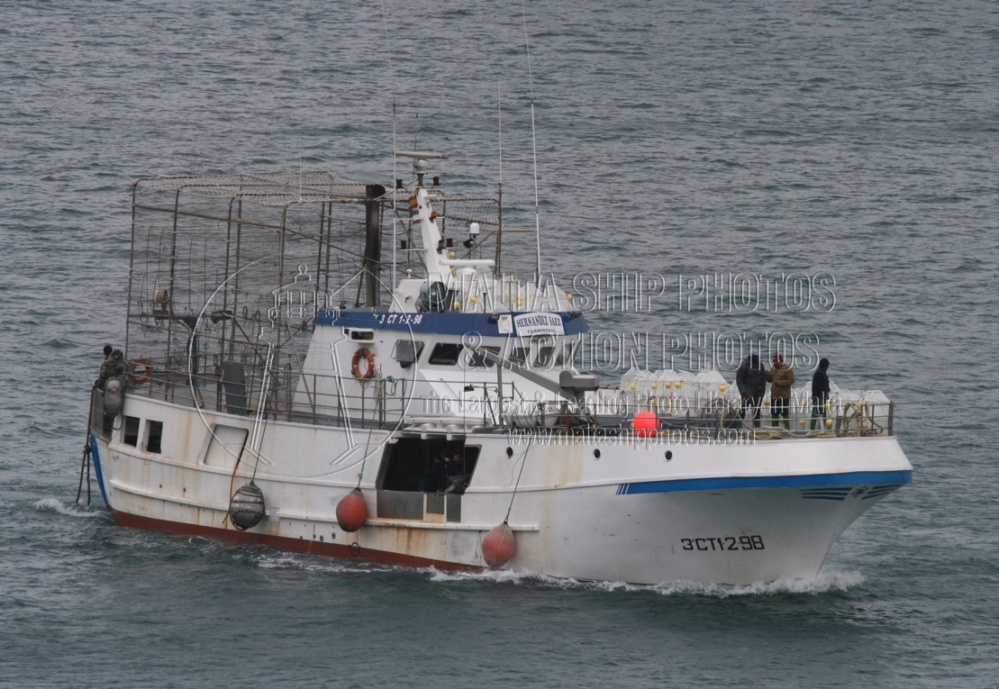 Shipguru's tweet photo. #14yearsago - #Spanish #gillnetter #HERNANDEZ_SAEZ #entering #grandharbourmalta  - 18.02.2009 -  https://t.co/nfgboxc3g3 - NO PHOTOS can be used or manipulated without our permission https://t.co/Rkzq2eejUS