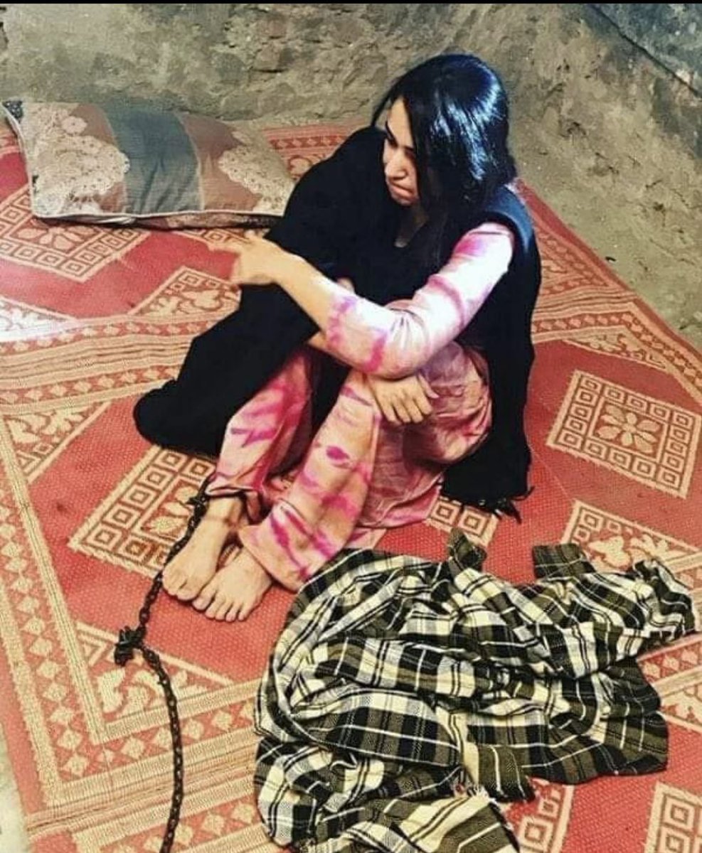 Younusbaloch67's tweet photo. اسٹیج پہ کھڑے ہو کر ”ما لج ایں گہارانی “ کہنے والے اب تمہاری بہن ظالموں کہ ٹارچر سیل میں ہے اب بولتے کیون نہیں؟
#ReleaseMahalBaloch 
#SaveBalochWomen https://t.co/COD9MTOH6Z