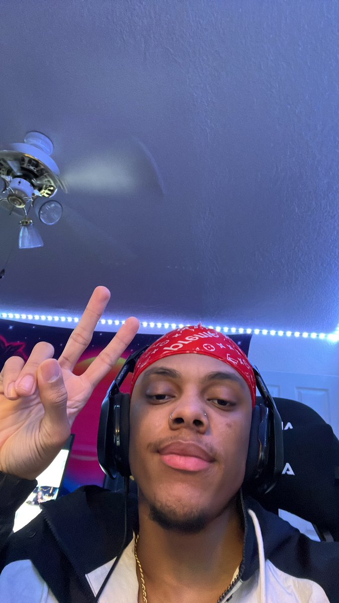 Rain💧 on Twitter "Streaming on a Saturday, live on twitch rn"