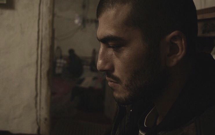 kafanda obsesiflik derecesinde saplantılar. 
yaşın yirmi dörde biraz yakın, oysa; vücut hantal.