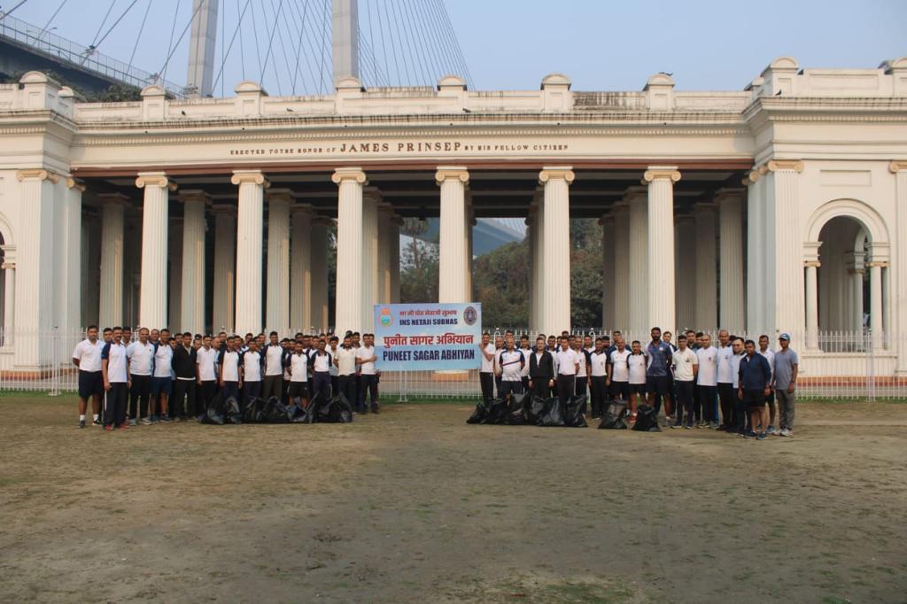 IN_HQENC's tweet photo. #PuneetSagarAbhiyaan
At #Kolkata, the area from #Princep Ghat to Man of War Jetty was cleaned. More than 160 Naval personnel participated in the event over a stretch of 1.5 Km.
Approximately 50 Kg of non-biodegradable waste were collected for safe disposal. https://t.co/0hGdvrj1Fv