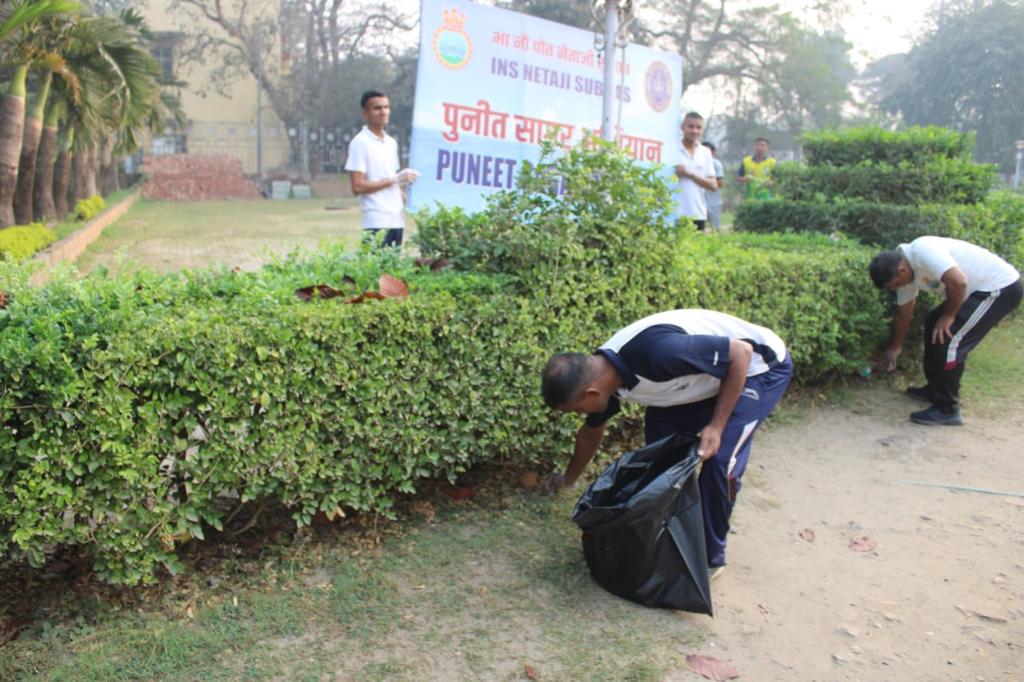 IN_HQENC's tweet photo. #PuneetSagarAbhiyaan
At #Kolkata, the area from #Princep Ghat to Man of War Jetty was cleaned. More than 160 Naval personnel participated in the event over a stretch of 1.5 Km.
Approximately 50 Kg of non-biodegradable waste were collected for safe disposal. https://t.co/0hGdvrj1Fv