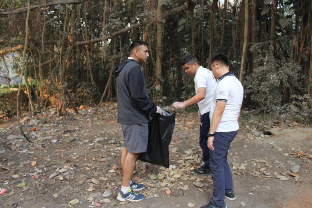 IN_HQENC's tweet photo. #PuneetSagarAbhiyaan
At #Kolkata, the area from #Princep Ghat to Man of War Jetty was cleaned. More than 160 Naval personnel participated in the event over a stretch of 1.5 Km.
Approximately 50 Kg of non-biodegradable waste were collected for safe disposal. https://t.co/0hGdvrj1Fv