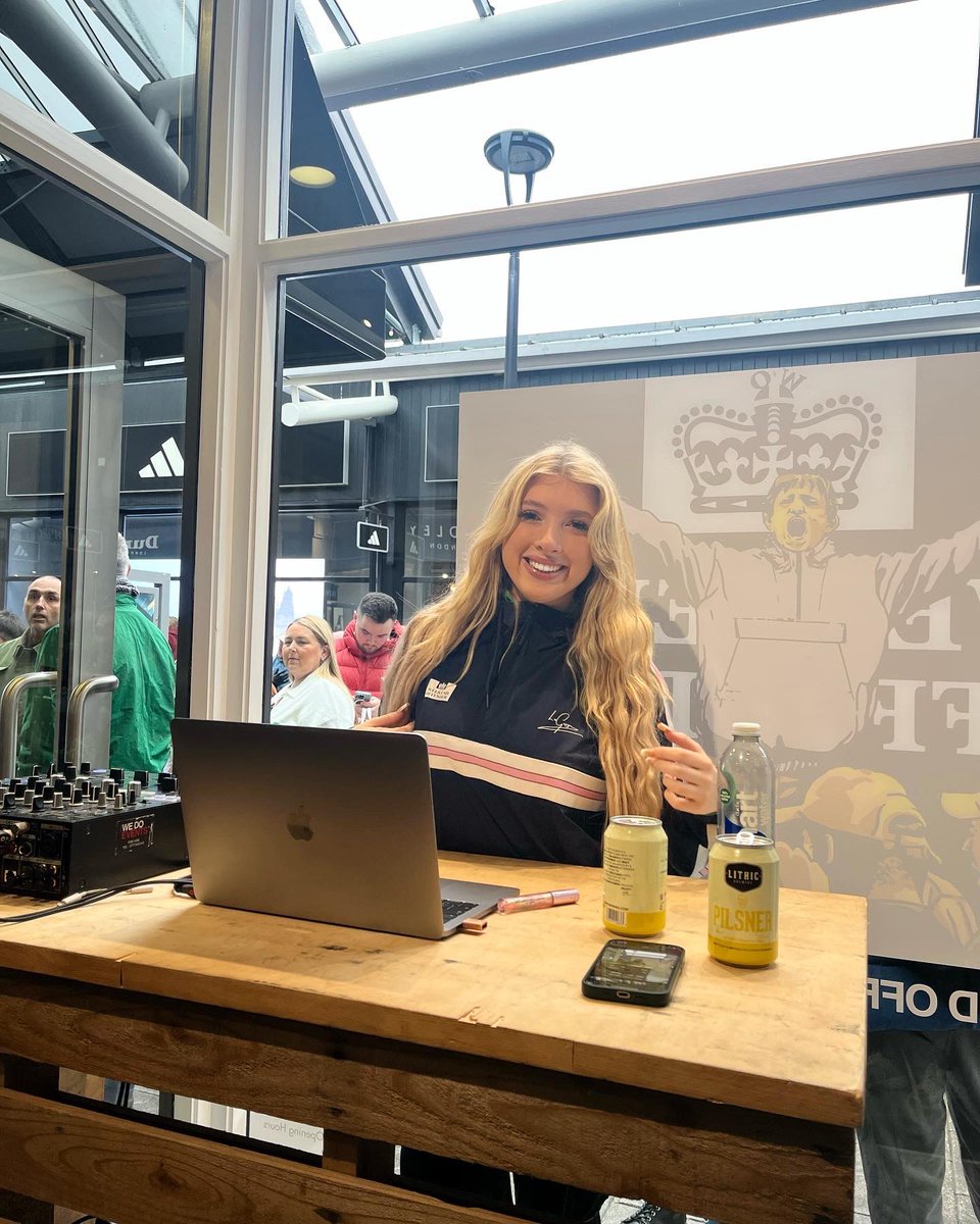 Katieeowen_'s tweet image. Djing at The Weekend Offender store re opening in Bridgend and @leogregs jacket launch! #weekendoffender
