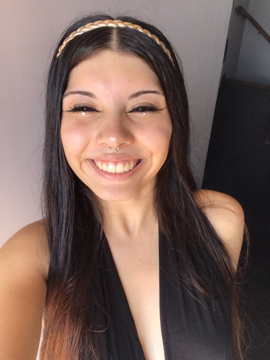 Arisvt1's tweet photo. solo para no olvidarme de lo linda q soy sonriendo https://t.co/qTT300hg4F