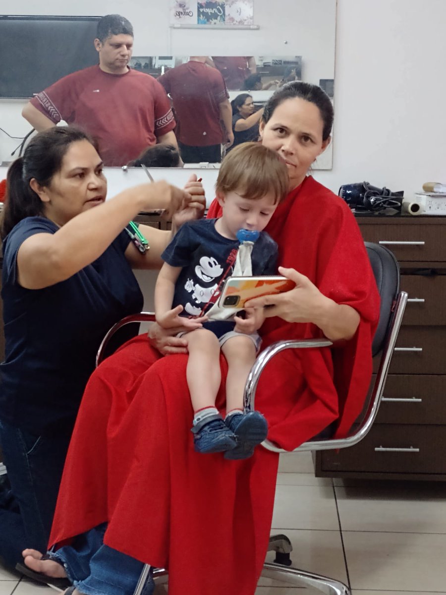 juditedavid35's tweet photo. A doze anos ela é minha cabeleireira....e agora ela está cuidando do meu neto kkk linda obrigada.... https://t.co/Bom0UdYJDC