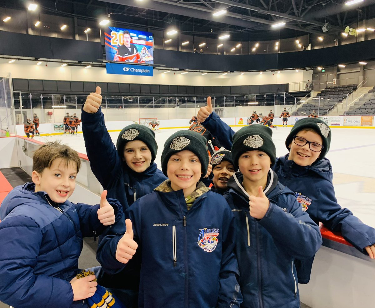 DieppeFlyers's tweet photo. The Flyers were joined in the dressing room by the U9 Dieppe Tier2 Knights, who are regular fans at our games. Flyers take on Hawks in our final home game of the season at UniPlex https://t.co/4n2DcTcdKJ