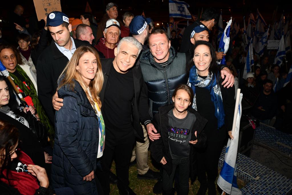 ממשיכים לשמור על הדמוקרטיה.
<a href="/yairlapid/">יאיר לפיד - Yair Lapid</a>
<a href="/YeshAtidParty/">🟠 יש עתיד</a>