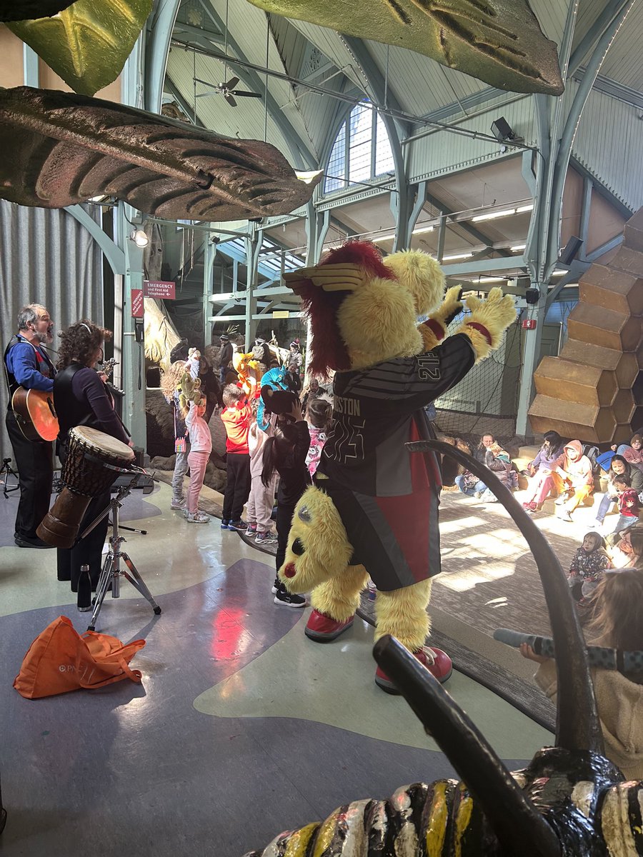 WingstonNLL's tweet photo. Made some new friends today at the Philadelphia Zoo! #WingsLax https://t.co/ULf7xhJVjA