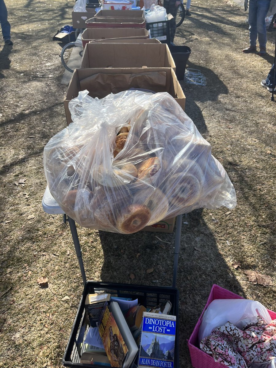 Come and get it! We’ve got pancakes, pastries, rice &amp; beans &amp; so much more! Also, the return of the Free Library! Barbara Bennett Park, we’ll be here til noon!
#foodnotbombs #FoodIsAHumanRight