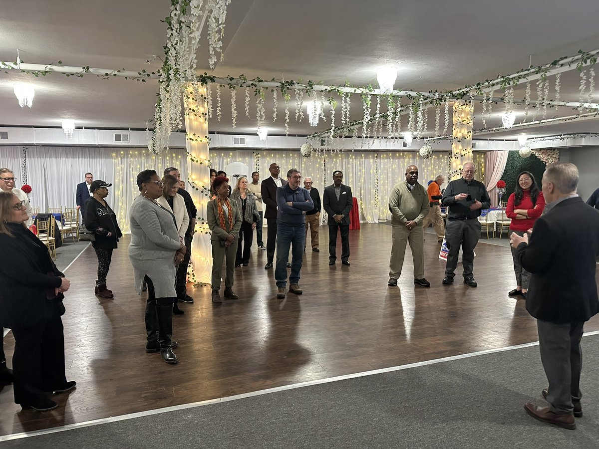 A nice turnout to my 2023 Campaign Kickoff last night at Violet’s Banquet Hall in Zion, Illinois. #DaveEanet provided a stellar introduction prior to my speech. April 4th is Election Day and it’s my hope that I’ve earned the trust of our residents to re-elect me.