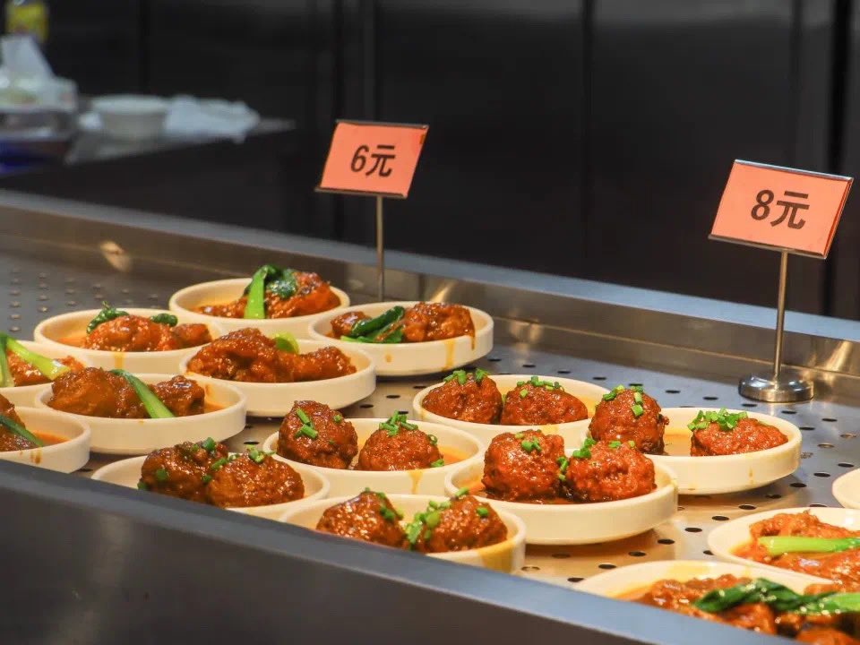 Crosfuniversity's tweet photo. School is about to start. Have you decided what to eat?
Zhejiang Industry and Commerce Vocational and Technical College sent students photos of the school's food before the start of the semester to jog their memories.
#food #chinesefood #chinaceec #backtoschool #zhejiang https://t.co/FnDJHuyyf2